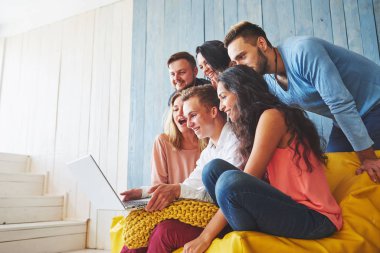 Sosyal Medya Kavramını Asan Yaratıcı Genç Arkadaşlar Grubu. Çalışma Sürecinde Yaratıcı Proje Tartışılan, Oyun Oynayan veya Video Film İzleyen İnsanlar.