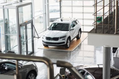 Araba satışı, pazar yeri, geniş açılı çekim.