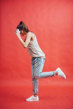 Genç ve çekici bir Japon kadın VR-gözlük kullanıyor..