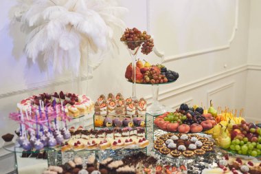 Meyveli vazolar açık büfe masasında duruyor..