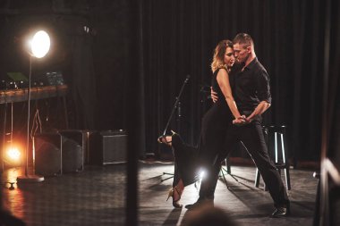 Karanlık odada ışığın altında yetenekli dansçılar gösteri yapıyor. İlk aşk, tutku, zarafet sanatı. Sevgililer Günü.