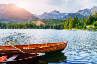 Tekne rıhtımda Dağları çevrili. Fantastik Shtrbske Pleso yüksek Tatras. Slovakya, Europe.