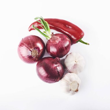 Beyaz arka planda mavi soğan sarımsak ve acı kırmızı biber..