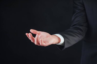 Genç işadamı boş elleri gösteriyor, senin tasarımınla doldurmaya hazır..