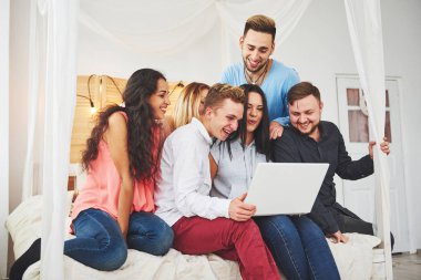 Sosyal Medya Kavramını Asan Yaratıcı Genç Arkadaşlar Grubu. İnsanlar birlikte oyunlar oynar ya da video film izler.