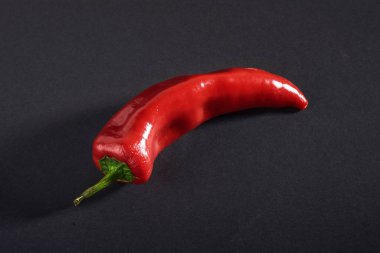 Kırmızı biberler siyah arkaplanda izole edilmiş..