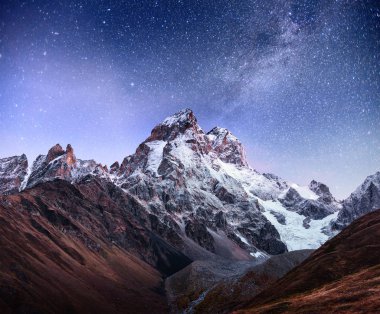 Fantastik yıldızlı gökyüzü. Sonbahar manzara ve karla kaplı tepeler. Ana Kafkas Ridge. Mountain View Dağı dır Meyer, Gürcistan'dan. Europe.