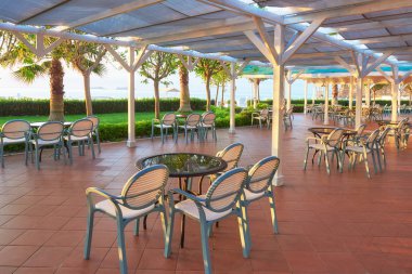 Akdeniz kıyısında güzel bir gün batımında bir yaz restoranı. Tekirova-Kemer. Türkiye