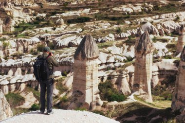 Vadinin fotoğraflarını çeken adam yükseklik dağlarını seviyor. Kapadokya, Türkiye