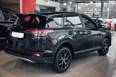 Siyah lüks bir arabanın arka farları..