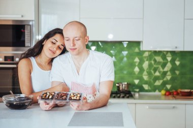 Çikolata hazırlamak. Mutfakta çikolata yapmak..