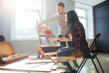 Resim derslerinde resim yapan bir grup öğrenci..