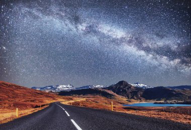 Fantastik yıldızlı gökyüzü ve Samanyolu. Bir kanalı Jokulsarlon lagün ve Atlantik Okyanusu Güney İzlanda'bağlama üzerinde köprü.