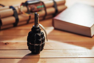 El bombası ve patlayıcı Kuran, kutsal savaş, terörizm. Dünyada barış..