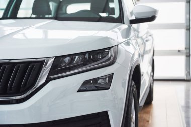 Farlar ve yeni lüks bir arabanın kaputu..