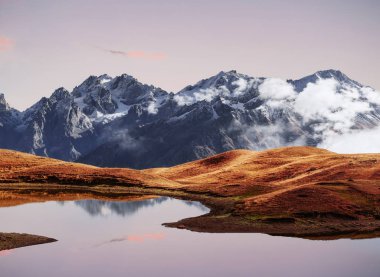 Koruldi Dağı 'nda gün batımı. Yukarı Svaneti, Gürcistan Avrupa. Kafkas Dağları.