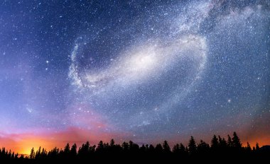 Fantastik yıldızlı gökyüzü ve çam ağaçlarının tepelerindeki samanyolu. Nasa 'nın ikramı..