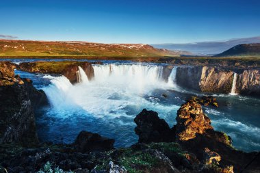 Gün batımında Godafoss şelale. Harika manzara. Güzel cumulus bulutları. İzlanda, Europe