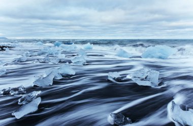 Jokulsarlon buzul lagün, fantastik günbatımı siyah plajda, İzlanda.