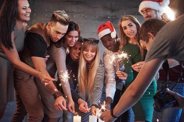 Feest Met Vrienden Een Groep Vrolijke Jongeren Met Sterretjes Champagnefluiten — Stockfoto