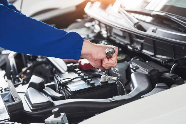 Manos Del Mecánico Del Coche Con Llave Inglesa Garaje — Foto de Stock