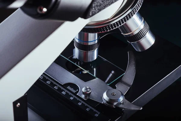 Fechar Microscópio Laboratório — Fotografia de Stock