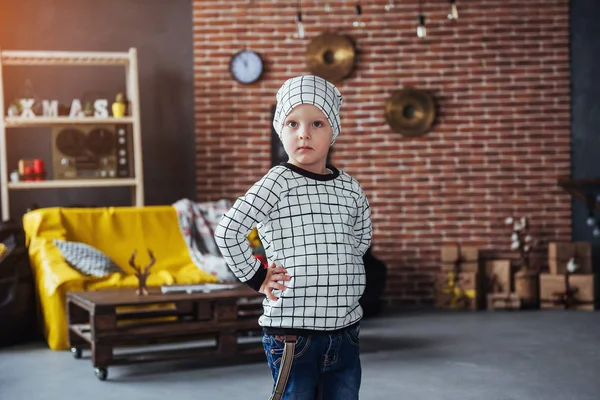 Criança Pijama Morno Suave Brincando Cama Estúdio Boa Luz — Fotografia de Stock