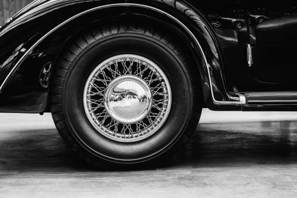 Close Wheel Disk Side Vintage Automobile — Stock Photo, Image