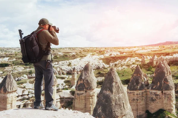 Hombre Toma Fotos Las Montañas Altitud Del Amor Del Valle — Foto de Stock