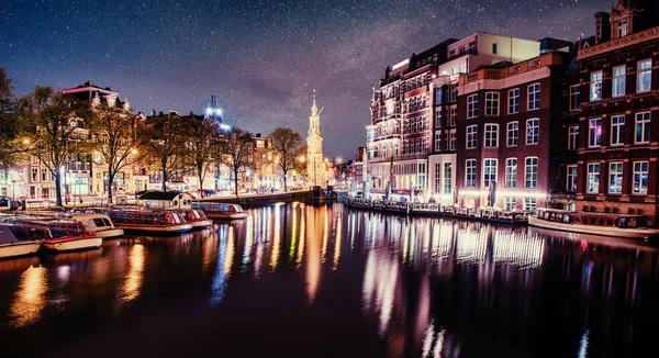 Gyönyörű Este Amszterdamban Éjszakai Megvilágítás Épületek Hajók Közelében Víz Csatornában — Stock Fotó