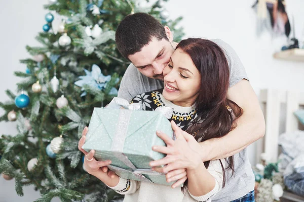 クリスマスを祝う若いカップル ある男が突然妻にプレゼントを差し上げた 家族の幸せと幸福の概念 — ストック写真