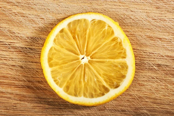 Una Fetta Limone Isolata Fondo Legno — Foto Stock