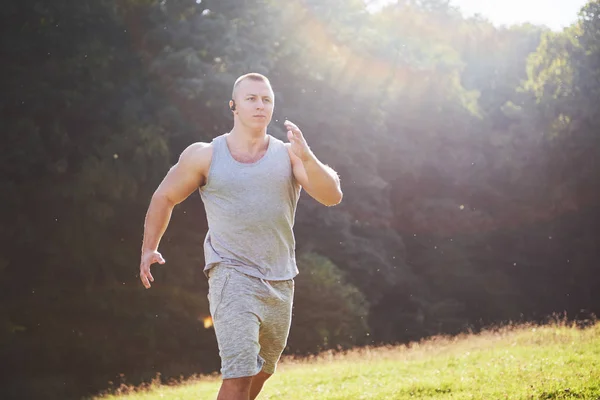 Fitness Muž Sportovec Běhání Přírodě Při Západu Slunce Osoba Běží — Stock fotografie