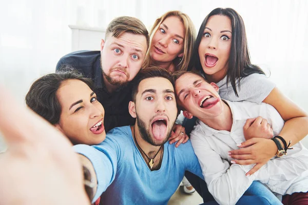 Mejores Amigos Tomando Selfie Aire Libre Con Retroiluminación Feliz Concepto — Foto de Stock