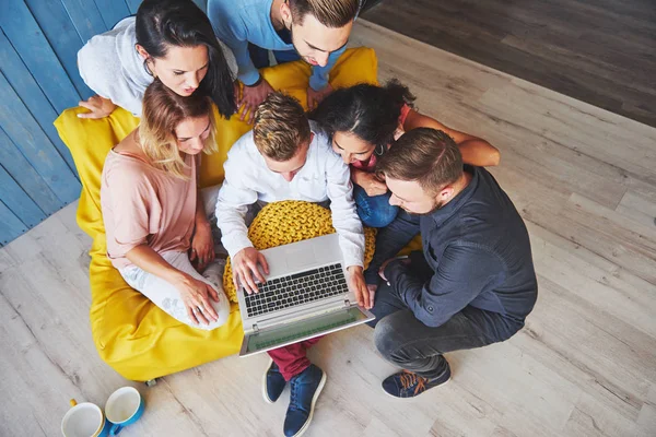 Grupo Jóvenes Creativos Friends Hanging Social Media Concept Juntos Discuten — Foto de Stock