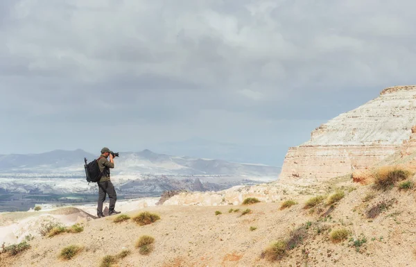 Fotógrafo Arenisca Acantilado Observando Paisaje Natural Capadocia Turquía — Foto de Stock