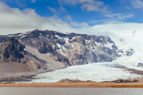 Pendientes Suaves Montañas Nevadas Glaciares Maravillosa Islandia Primavera —  Fotos de Stock
