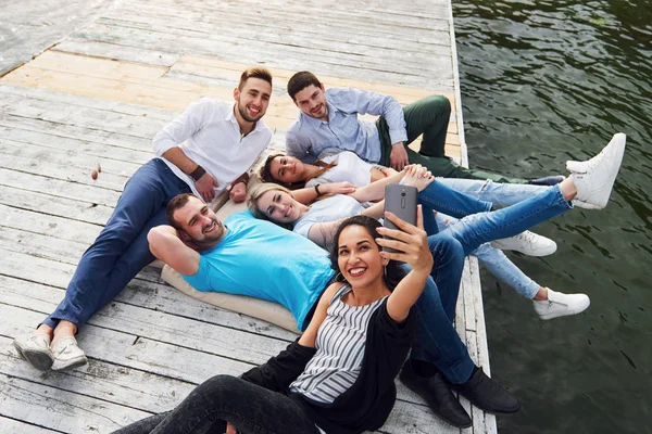 Group Beautiful Young People Who Selfies Lying Pier Best Friends — Stock Photo, Image