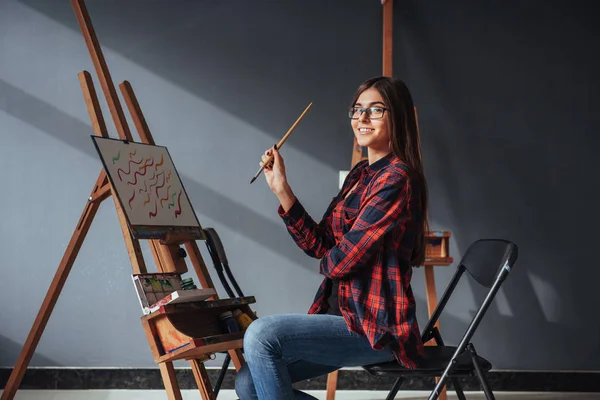 Pretty Pretty Girl Artist Paints Canvas Painting Easel Studio Black — Stock Photo, Image