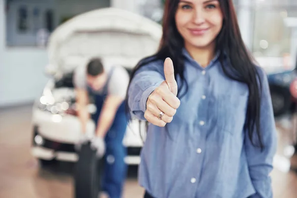 Monteur Houdt Een Band Vast Garage Vrouw Keurt Het Werk — Stockfoto