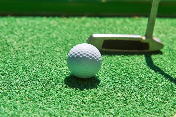 Mini Golflabda Műfüvön Nyári Szezon Játék — Stock Fotó