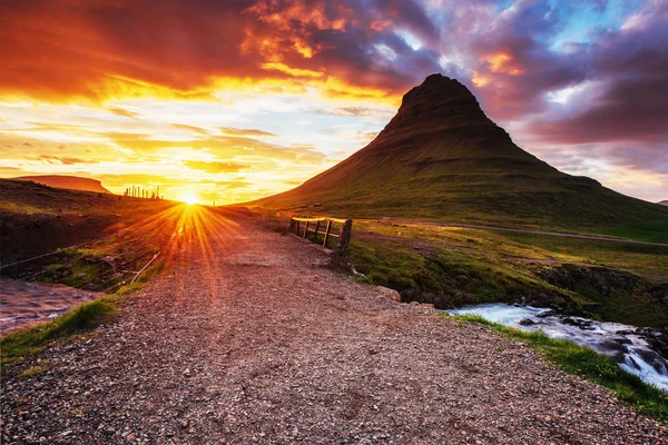 Pintoresca Puesta Sol Sobre Paisajes Cascadas Montaña Kirkjufell Islandia — Foto de Stock