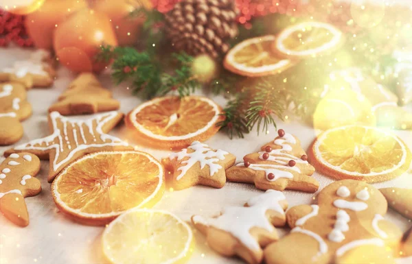 Galletas Jengibre Navidad Naranja Seca Especias Mesa Blanca Sillas Árboles —  Fotos de Stock