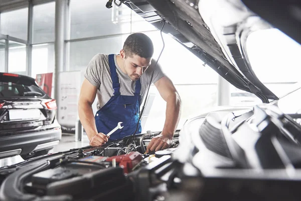 Imagen Que Muestra Trabajador Servicios Automóviles Musculosos Reparando Vehículo —  Fotos de Stock