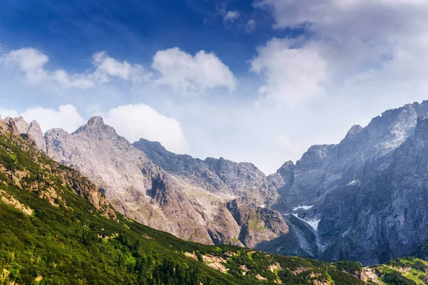 Fantastische Schneebedeckte Berge Den Wunderschönen Kumuluswolken — Stockfoto