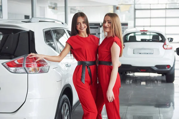 Joven Feliz Dos Mujeres Cerca Del Coche Con Las Llaves — Foto de Stock