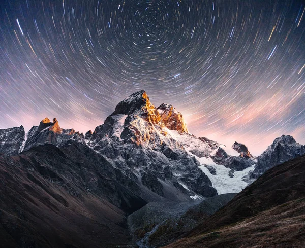 Fantastischer Sternenhimmel Schneebedeckte Gipfel Kaukasischer Hauptkamm Bergblick Vom Ushba Meyer — Stockfoto