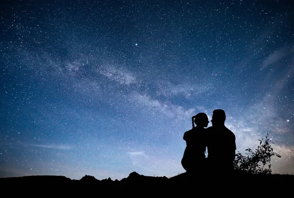 人々のシルエットと天の川 夜空の風景 星の光で山の上に男と女を立っている 紫色の乳白色の方法に対してカップルを抱きます 美しい銀河だ宇宙 — ストック写真