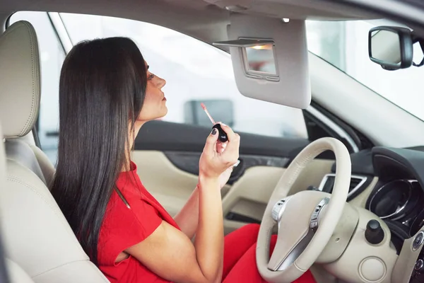 Woman Car Indoor Keeps Wheel Turning Smiling Looking Passengers Back — Stock Photo, Image