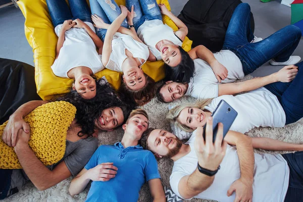 Grupo Hermosa Gente Joven Haciendo Selfie Tirado Suelo Mejores Amigos — Foto de Stock